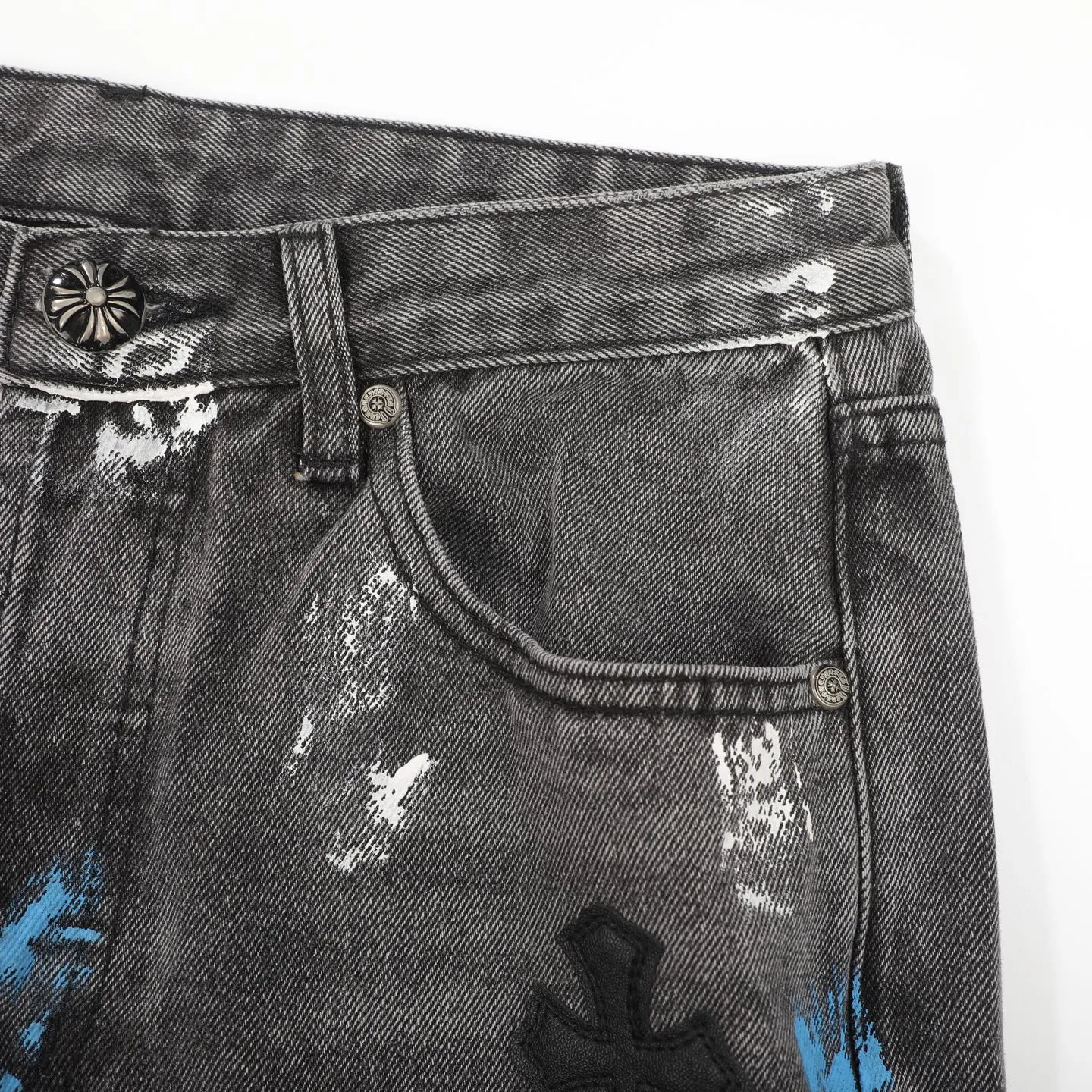 P280 GALLERY DEPT & Chrome heart Co-branded colorful leather cross loose washed flared jeans that truly restore the ultimate vintage texture. The original hardware and accessories are washed and other elevators. The QR code analysis is all purchased from the original factory. The degree of restoration is high. You are welcome to compare with a certain product ~ Three-dimensional version Loose and comfortable without being too picky about your body shape Make you taller and slimmer Factory Seiko Original factory quality control Same style for men and women Can be matched with couples Versatile recommendation Necessary jeans D332 for all seasons Trendy people have been disappointed. From the quality selection of fabrics, the tailoring of details, and the matching of patterns, everything is impeccable! The upper body is so handsome when worn...it can be easily worn by men, women and children! The craftsmanship is made of heavy-duty washed pure cotton denim fabric. After washing, it is soft and thick and looks very stylish when worn. Size: 28/30/32/34/36 Waist: 70/75/80/85/90 Knee: 44.5/46/47.5/49/50.5 Pants length: 102/104/106/108/110